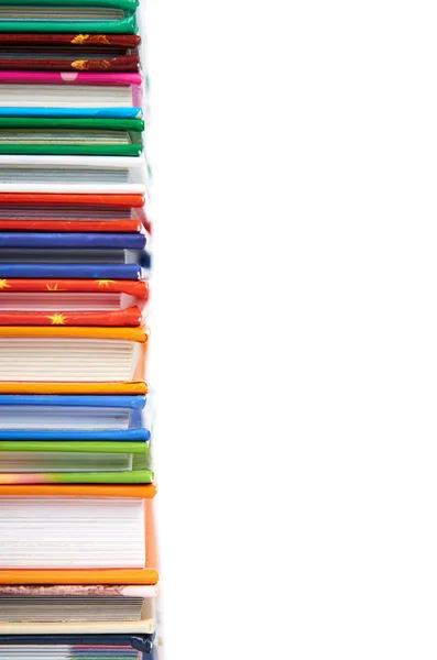 Livros coloridos diferentes na pilha isolada no fundo branco, espaço de cópia — Fotografia de Stock
