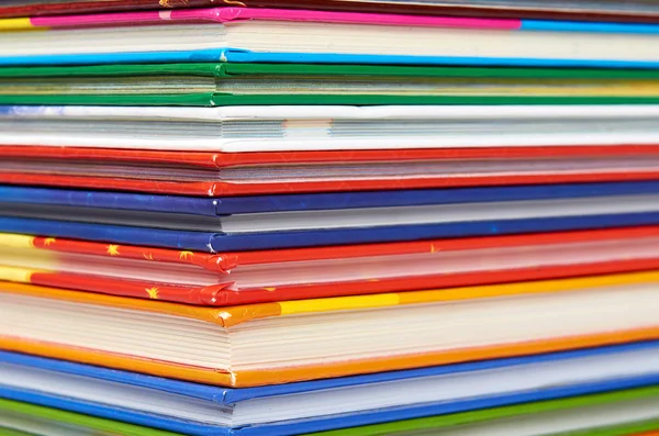 Olika colorfull böcker i stacken bakgrundsbild — Stockfoto