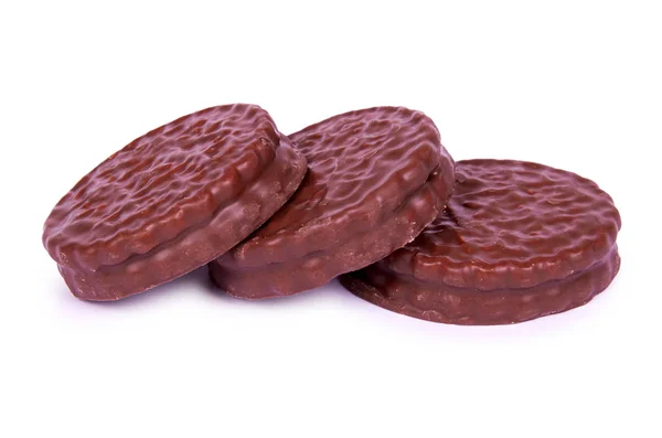 Chocolade koekjes met room geïsoleerd op witte achtergrond — Stockfoto