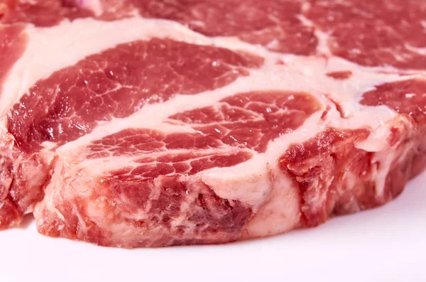 Bife fresco de carne crua isolado em fundo branco, fazenda orgânica — Fotografia de Stock