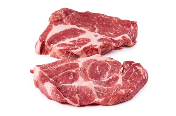 白い背景に、有機農場で分離された新鮮な生の牛肉ステーキ — ストック写真