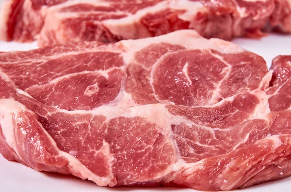 新鮮な生の牛肉ステーキ背景、有機農場 — ストック写真