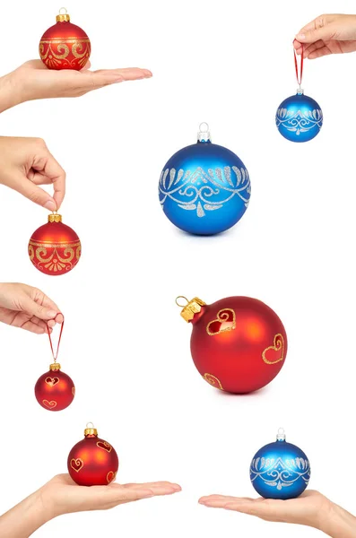 Набір різних різдвяних прикрас, скляний синьо-червоний м'яч з рукою ізольований на білому тлі. Новорічний об'єкт — стокове фото