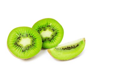 Beyaz arka plan üzerinde kopya alanı, izole sulu lezzetli ve sağlıklı olgun kivi, dilim şablonu