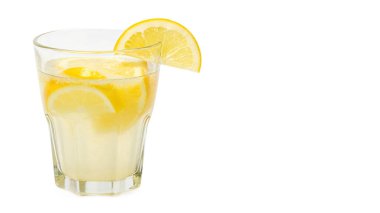 lezzetli ve sulu limonata, yararlı vitaminler ve antioksidanlar, beyaz arka plan üzerinde izole bir kopyalama alanı şablonu.