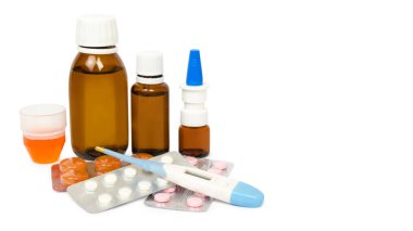 Hızlı bir iyileşme için ilaç ayarla ve yaşam sürdürmek. Beyaz arka plan üzerinde izole. kopyalama alanı şablonu.