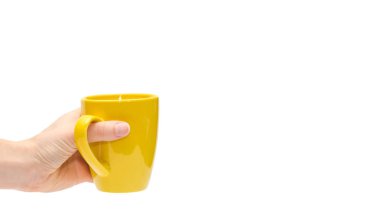 genç kızın sarı Kupası tutan el. Beyaz arka plan üzerinde izole. kopyalama alanı şablonu.