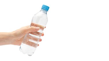 genç kızın su şişesi tutan el. Beyaz arka plan üzerinde izole. kopyalama alanı şablonu.