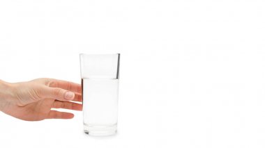 genç kızın su bardağı tutan el. Beyaz arka plan üzerinde izole. kopyalama alanı şablonu.