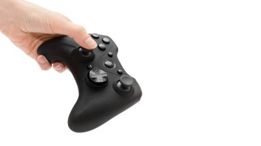 kadın el holding gamepad. Beyaz arka plan üzerinde izole. kopyalama alanı şablonu.