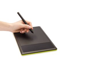 kadın el dijital pad çalışma. Beyaz arka plan üzerinde izole. kopyalama alanı şablonu.