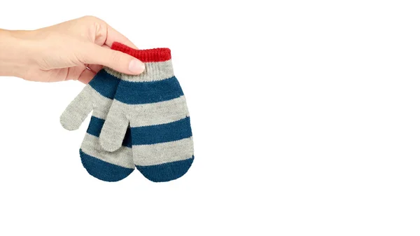 Caldi guanti invernali per bambini in mano isolati su sfondo bianco. Vendita e acquisto. spazio di copia, modello — Foto Stock