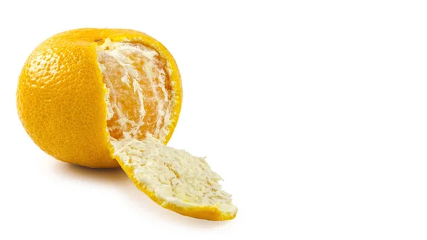Segmentos de tangerina descascados isolados sobre fundo branco. espaço de cópia, modelo . — Fotografia de Stock