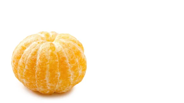 Mandarina anaranjada aislada sobre fondo blanco. copiar espacio, plantilla . — Foto de Stock
