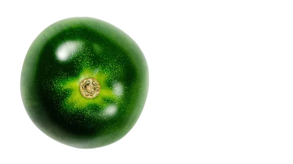 Tomates verdes sobre fundo branco isolado, cru. espaço de cópia, modelo . — Fotografia de Stock