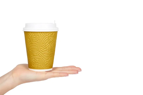 Saque el café en la taza termo con la mano. Aislado sobre un fondo blanco. Recipiente desechable, bebida caliente. copiar espacio, plantilla — Foto de Stock