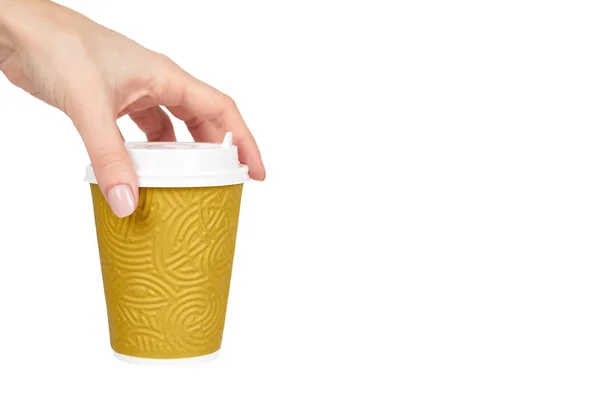 Saque el café en la taza termo con la mano. Aislado sobre un fondo blanco. Recipiente desechable, bebida caliente. copiar espacio, plantilla — Foto de Stock