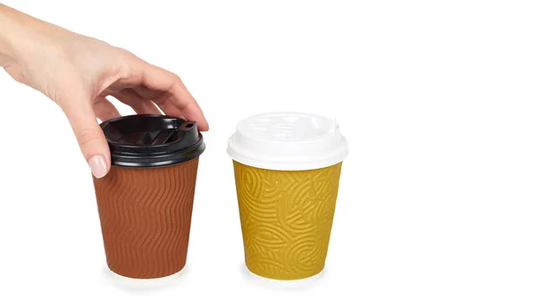 Kaffee in Thermobecher mit der Hand herausnehmen. isoliert auf weißem Hintergrund. Einwegbehälter, Heißgetränk. Kopierraum, Vorlage — Stockfoto