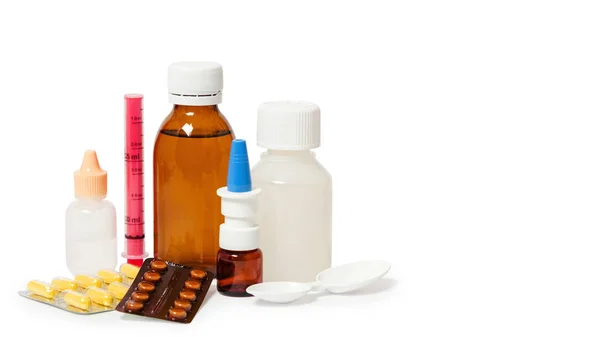 Flaschen mit Medikamenten, Nasenspray. Hustensaft, fiebersenkender Sirup und Nasentropfen auf weißem Hintergrund. Medikamente zur Kältebehandlung, Kopierraum, Vorlage — Stockfoto