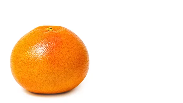 Вкусный и сочный грейпфрут, полный витаминов и антиоксидантов, изолированный на белом фоне, копировальное пространство, шаблон — стоковое фото