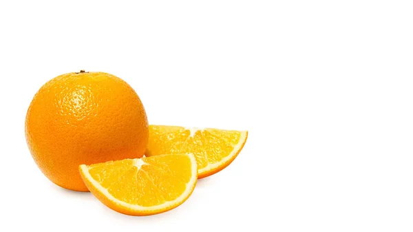 Lahodné a šťavnaté oranžové plné vitaminů a antioxidantů, izolované na bílém pozadí, kopírování prostor, šablona. — Stock fotografie