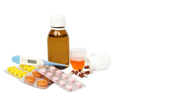 Set verschiedener Tabletten zur Behandlung oder Gewichtsabnahme. isoliert auf weißem Hintergrund. Kopierraum, Vorlage. — Stockfoto
