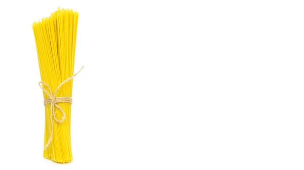 Spaghetti vermicelles, pâtes de blé dur sur fond isolé. Concept d'aliments sains. Copier l'espace, modèle . — Photo