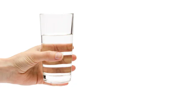 Mão de menina segurando copo de água. Isolado em fundo branco. espaço de cópia, modelo . — Fotografia de Stock