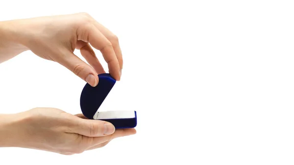 Caja de mano femenina para anillo. Aislado sobre fondo blanco. copiar espacio, plantilla . — Foto de Stock