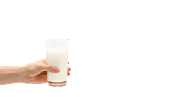 Mano de mujer sosteniendo vaso de leche. Aislado sobre fondo blanco. copiar espacio, plantilla . — Foto de Stock