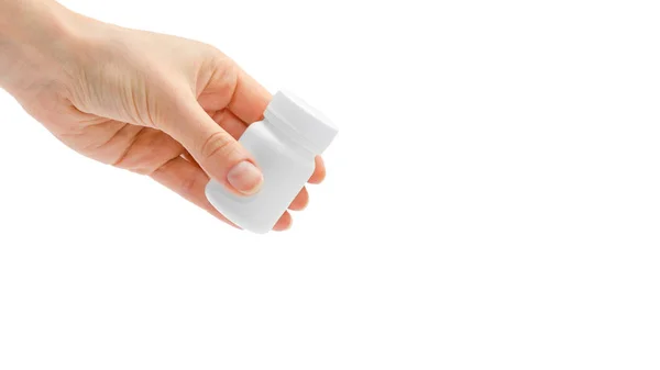 Mano de mujer sosteniendo frasco de medicina blanca. Aislado sobre fondo blanco. copiar espacio, plantilla . — Foto de Stock