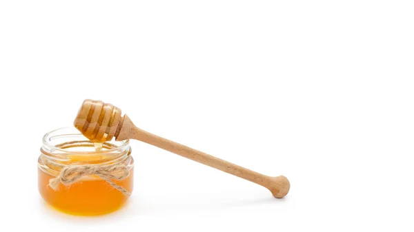 Βάζο με μέλι και κουτάλι μέλι σε αυτό. Απομονωμένα σε λευκό φόντο. χώρο, να αντιγράψετε το πρότυπο. — Φωτογραφία Αρχείου