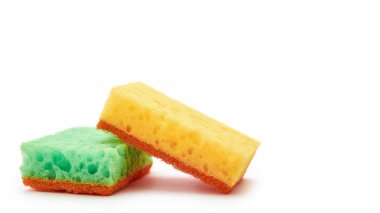 Yeni ve temiz sünger Temizleme. Beyaz arka plan üzerinde izole. kopyalama alanı şablonu