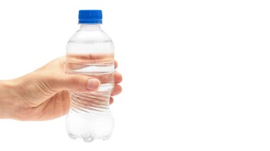 El plastik şişede Paketli temiz ve taze su tutar. Beyaz arka plan üzerinde izole. kopyalama alanı şablonu