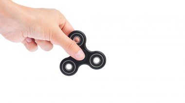 Siyah beyaz arka plan üzerinde izole değer değişimi kıpır tutan el. kopyalama alanı şablonu.