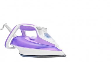 Beyaz bir arka plan üzerinde izole Buharlı Ütü. kopyalama alanı şablonu