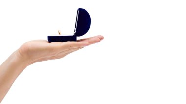 hediye kutusu ringde beyaz arka plan üzerinde izole el ile. kopyalama alanı şablonu