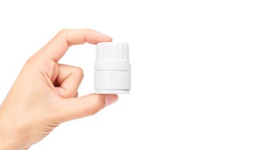 hapları ile şişe tutan el. Beyaz arka plan üzerinde izole. kopyalama alanı şablonu