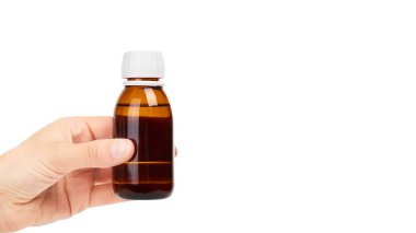 Şurubu karışımı cam şişe elinde. Beyaz arka plan üzerinde izole. kopyalama alanı şablonu