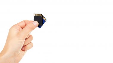 SD bellek kartı tutan el. Beyaz arka plan üzerinde izole. kopyalama alanı şablonu