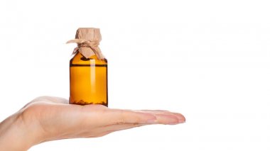 Beyaz arka plan üzerinde izole elinde tentür ile şişe. kopyalama alanı şablonu