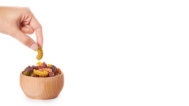 İtalyan makarna beyaz arka plan üzerinde izole elinde kuru. kopyalama alanı şablonu