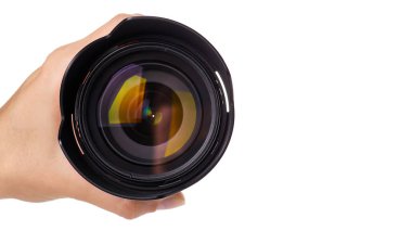 kamera lens üzerinde el izole beyaz arka plan. kopyalama alanı şablonu