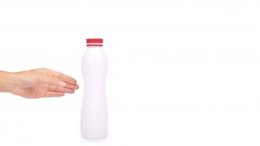 yoğurt kırmızı şişe üzerinde el izole beyaz arka plan, sağlıklı yaşam, süt için plastik kap kap. kopyalama alanı şablonu