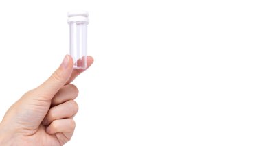 Beyaz arka plan üzerinde şeffaf konteyner izole elinde boş plastik tıbbi ilaç steril ampul şişe. kopyalama alanı şablonu