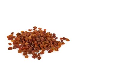 Beyaz arka plan üzerinde sağlıklı tatlı snack izole lezzetli ve sağlıklı kuru üzüm. kopyalama alanı şablonu