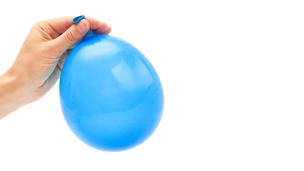 La mano femenina sostiene un solo globo de fiesta azul. aislado sobre fondo blanco. copiar espacio, plantilla . — Foto de Stock