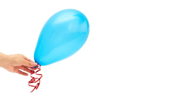 La mano femenina sostiene un solo globo de fiesta azul. aislado sobre fondo blanco. copiar espacio, plantilla . — Foto de Stock