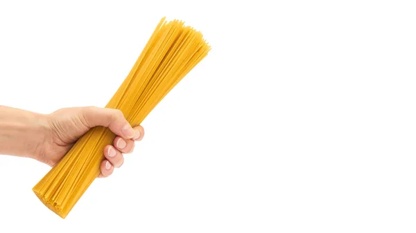 Mão feminina segurando espaguete cru. isolado em fundo branco. espaço de cópia, modelo . — Fotografia de Stock