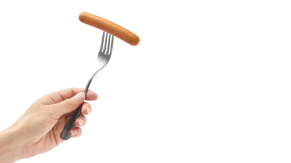 Kvinnlig hand håller Knackkorv korv på en gaffel. Isolerade på vit bakgrund. Kopiera utrymme, mall — Stockfoto